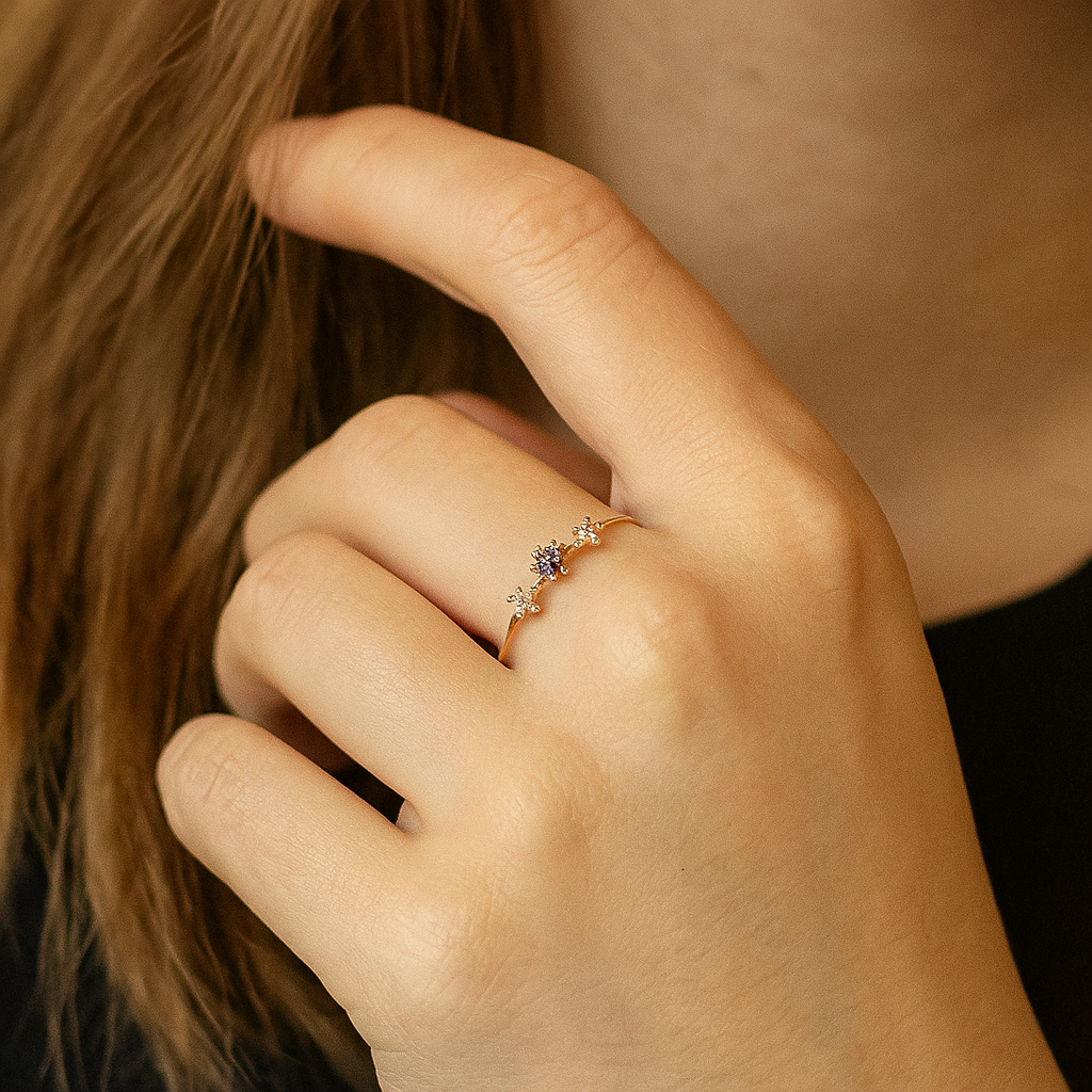 3-flower ring, 4 1.5mm sapphires and 8 0.10ct GVS diamonds, 750 gold
