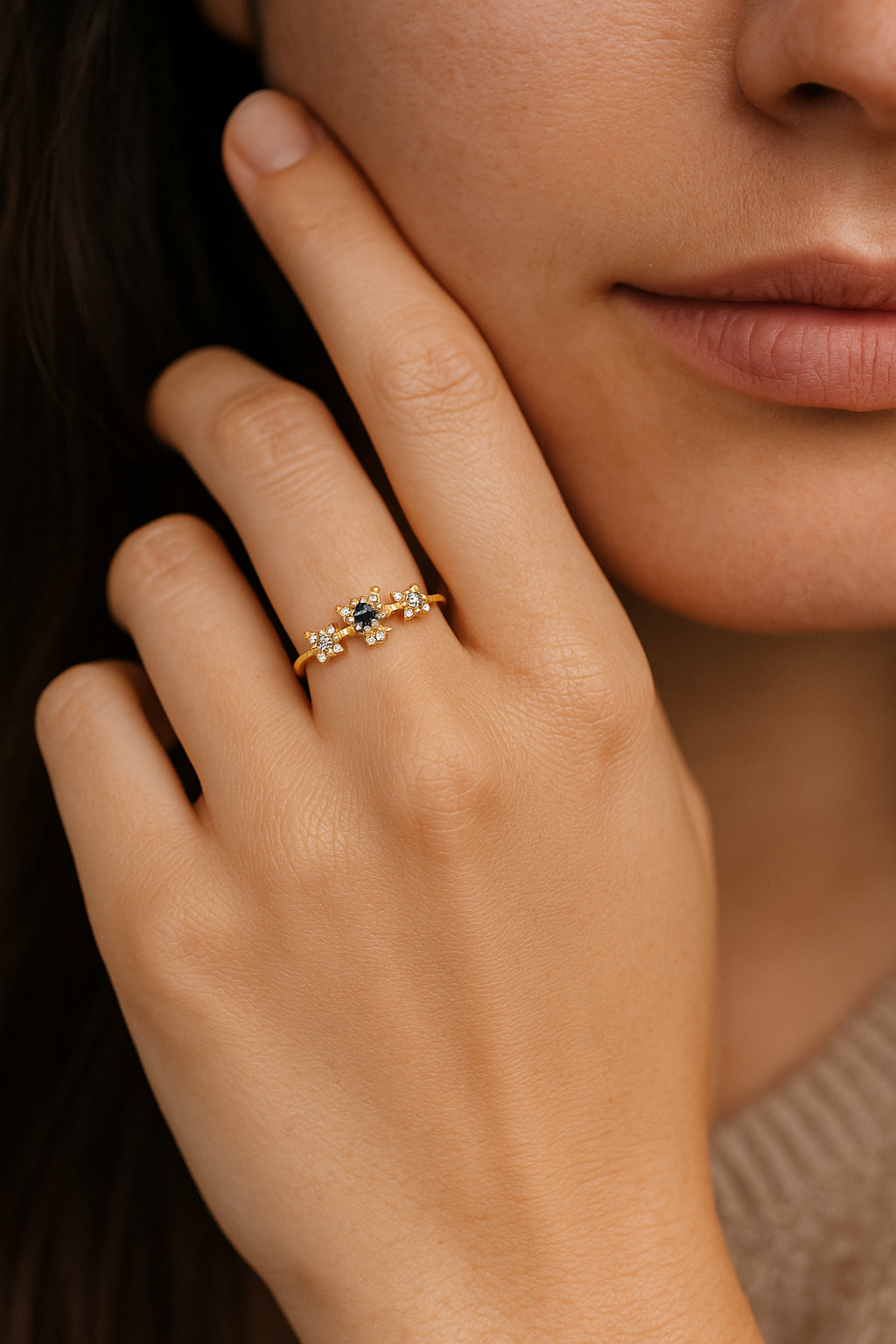 3-flower ring, 4 1.5mm sapphires and 8 0.10ct GVS diamonds, 750 gold
