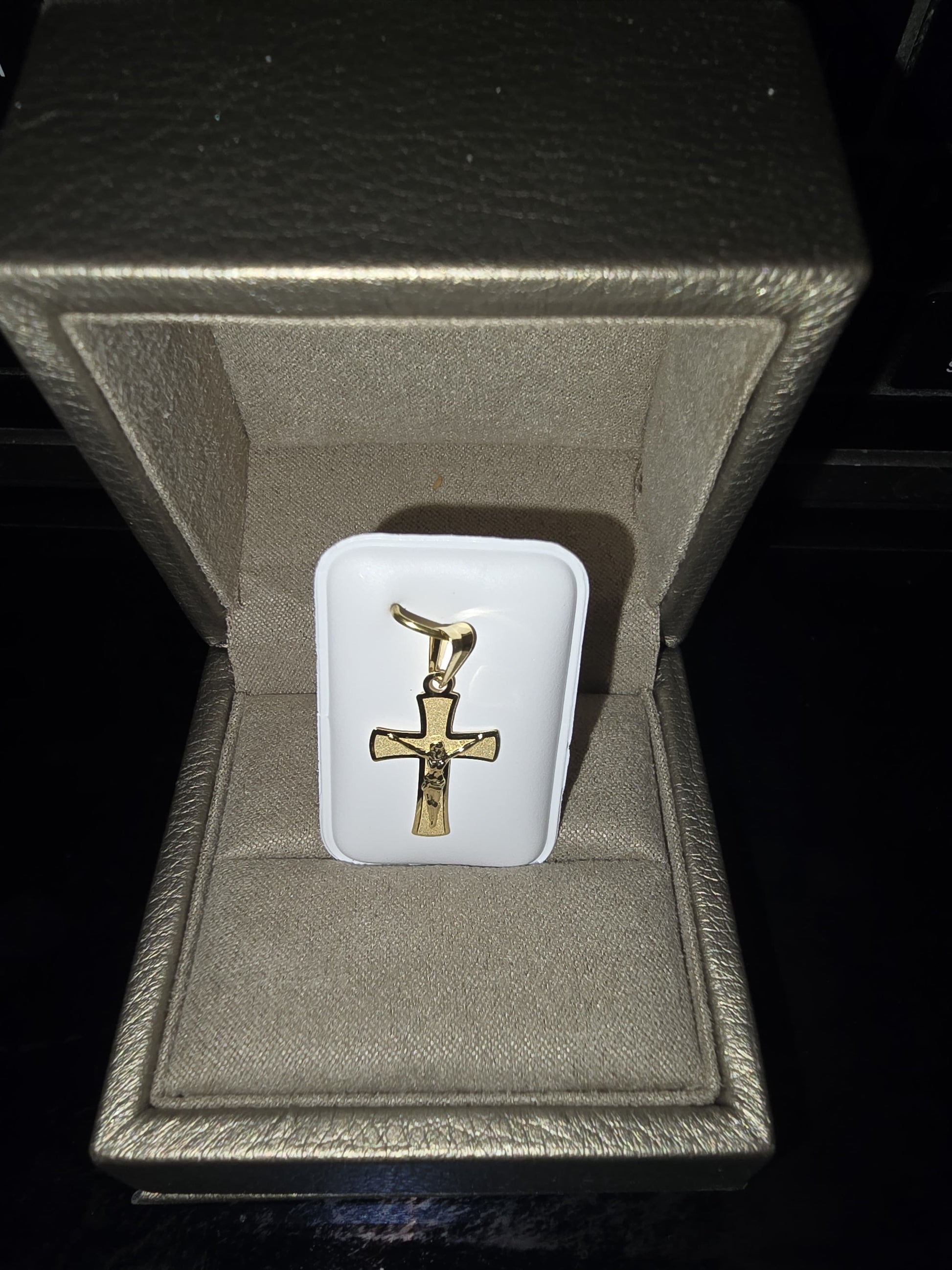 18ct Gold Crucifix Pendant with Christ Figure