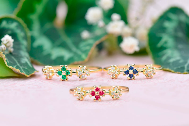 3-flower ring, 4 1.5mm sapphires and 8 0.10ct GVS diamonds, 750 gold
